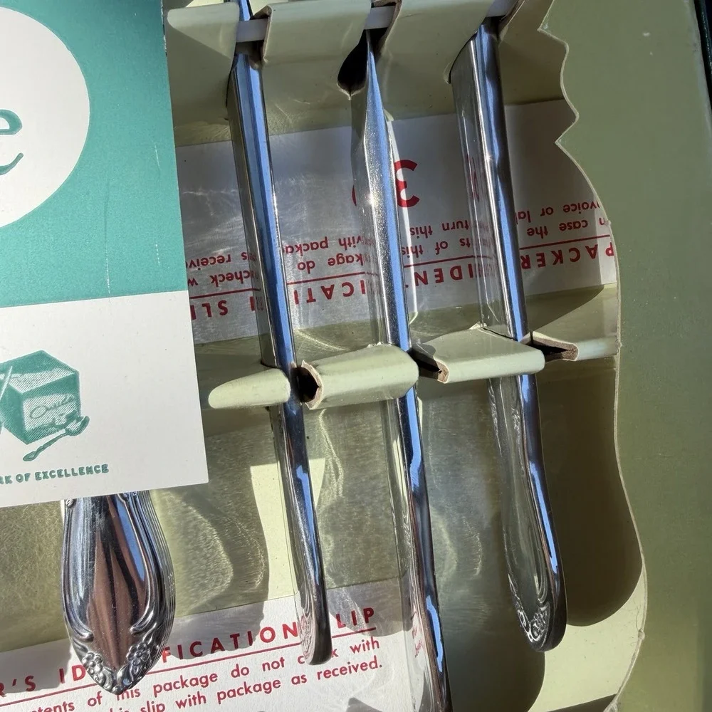 Oneida Stainless 36 Pc Set, Stainless Flatware Deadstock New In Box